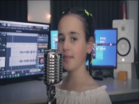 נגה ון-דר-ולדה בקאבר מחודש - "מחכה"