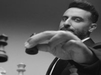 דודו אהרון בבלדה מרגשת - "היא לא תדע"